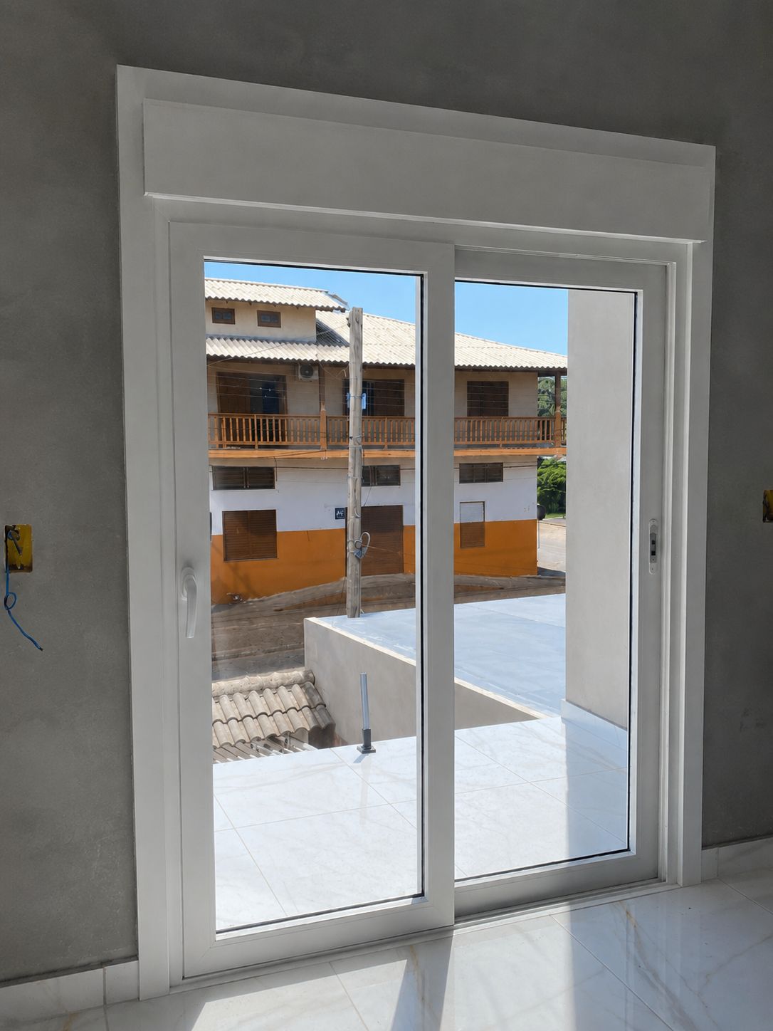 Porta de Correr 2 Folhas com Persiana